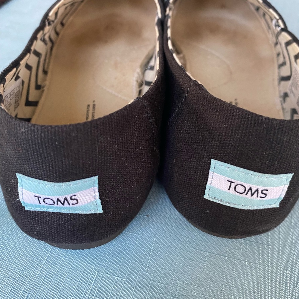 TOMS women’s shoes - worn few times. Like new condition. Sz 10